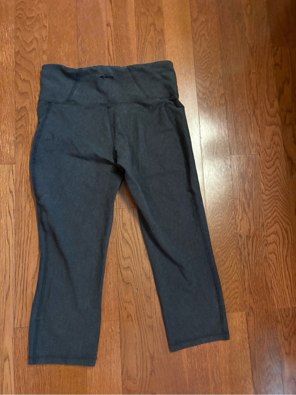 Patagonia  Grey Capri Leggings. Size medium - Picture 5 of 6